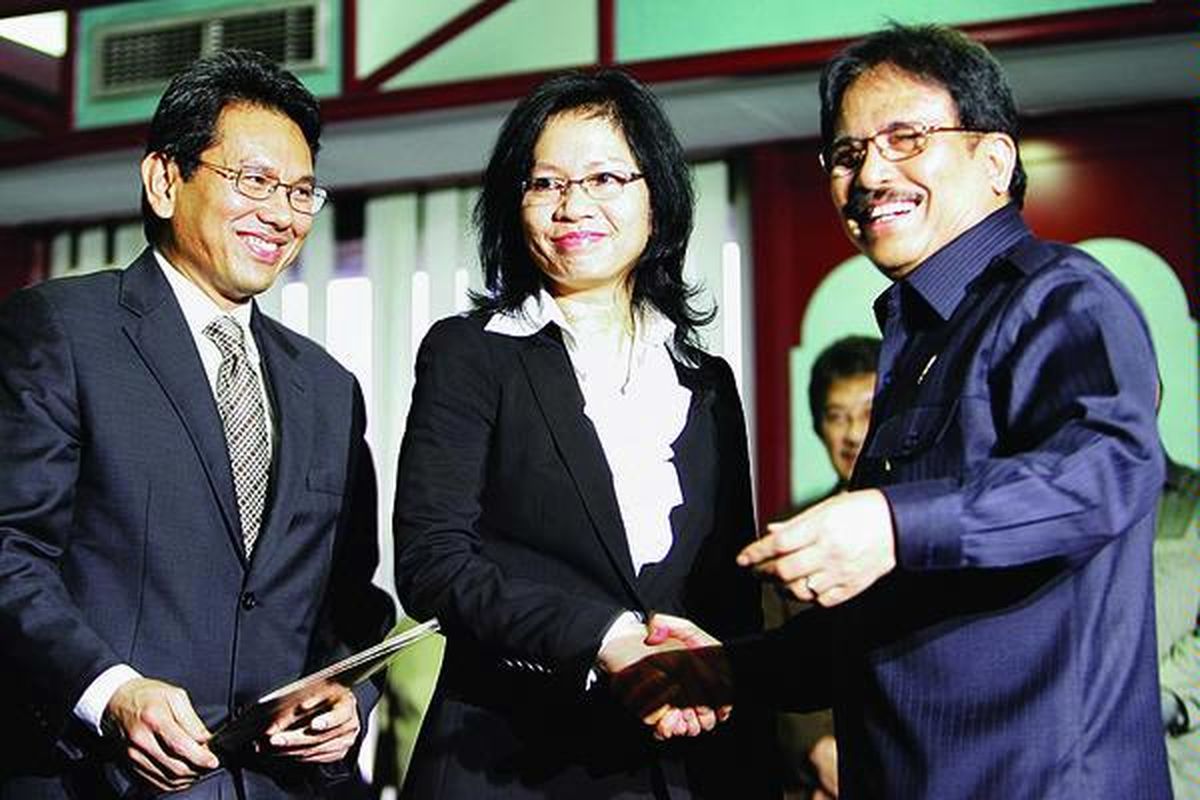 Menteri Negara Badan Usaha Milik Negara Sofyan A Djalil (kanan) melantik Direktur Utama Pertamina Karen Agustiawan (tengah) dan Wakil Direktur Pertamina Omar Sjawaldy Anwar di Gedung BUMN, Jakarta, Kamis (5/2). Karen, yang semula adalah Direktur Hulu Pertamina, menggantikan Ari H Soemarno. 