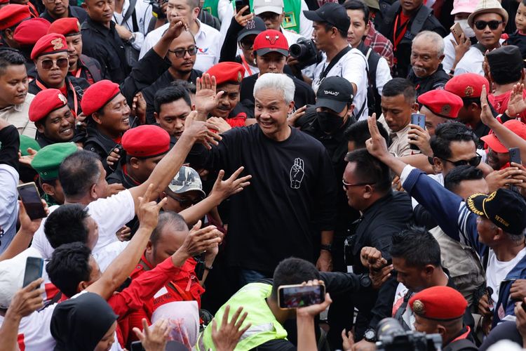 Calon presiden (Capres) nomor urut tiga, Ganjar Pranowo menghadiri Hajatan Rakyat di Stadion Gelora Delta Sidoarjo, Jawa Timur (Jatim), Minggu (21/1/2024). 
