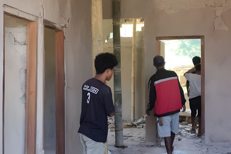 Solidaritas Pascagempa, Warga Desa Wajur Gotong Royong Perbaiki Rumah yang Rusak