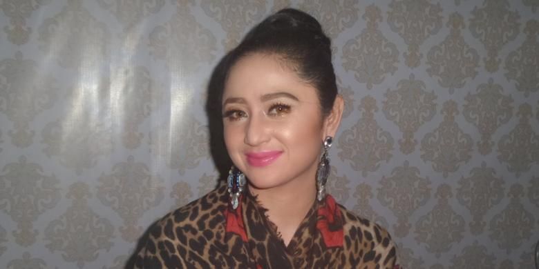 Dewi Perssik dijumpai sesudah tampil dalam acara Kemilau Raya MNCTV 25, di Pintu II TMII, Jakarta Timur, pada Kamis (20/10/2016) malam. 