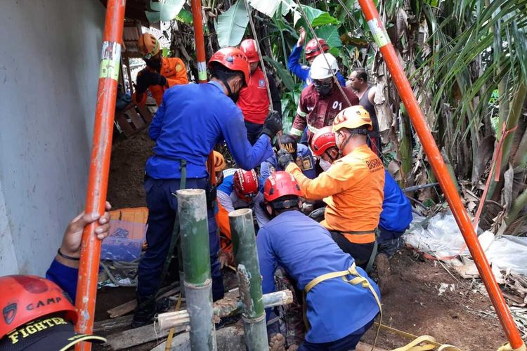 Proses evakuasi dua korban yang menghirup gas beracun saat menggali sumur di Dusun Bungkusrejo, Kecamatan Tegalrejo, Kabupaten Magelang, Minggu (26/12/2021).