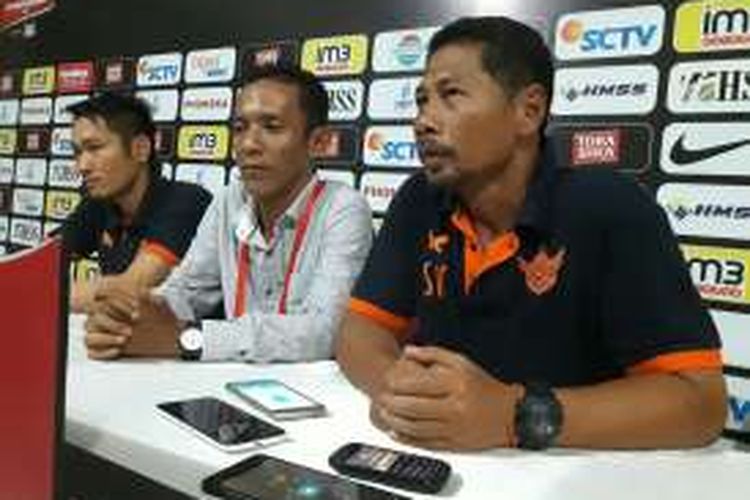 Pelatih caretaker Persegres Gresik United, Sasi Kirono (kanan).  