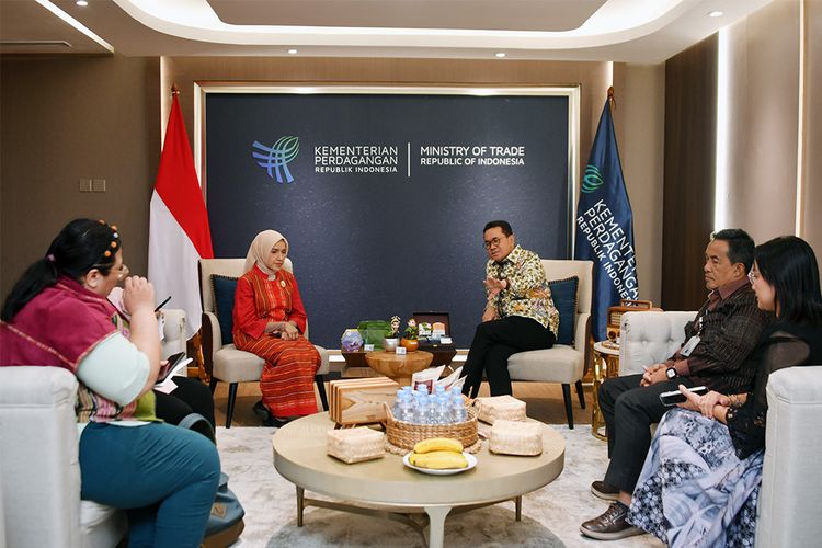 Komisioner Bidang Advokasi, Sosialisasi, dan Edukasi  Komisi  Informasi  Pusat  (KIP),  Samrotunnajah Ismail berdialog dengan Menteri Perdagangan Budi Santoso di Kantor Kementerian Perdagangan, Jakarta, Kamis (27/11/2025).
