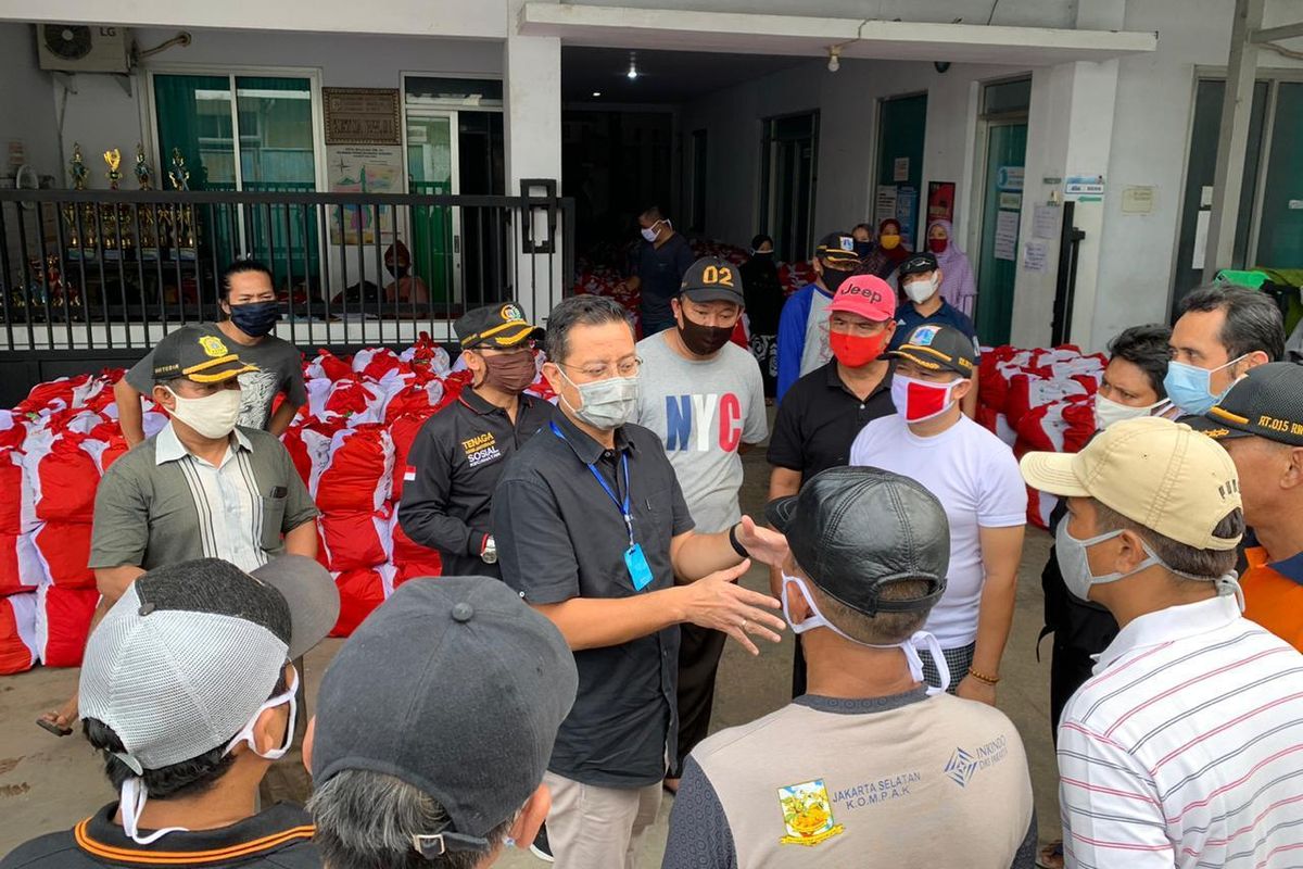 Mensos Juliari P. Batubara sedang memberikan arahan serta briefing kepada petugas yang mendistribusikan bantuan sosial, di RW 07, Kelurahan Slipi, Kecamatan Grogol, Jakarta Barat, Jumat (01/05/2020).