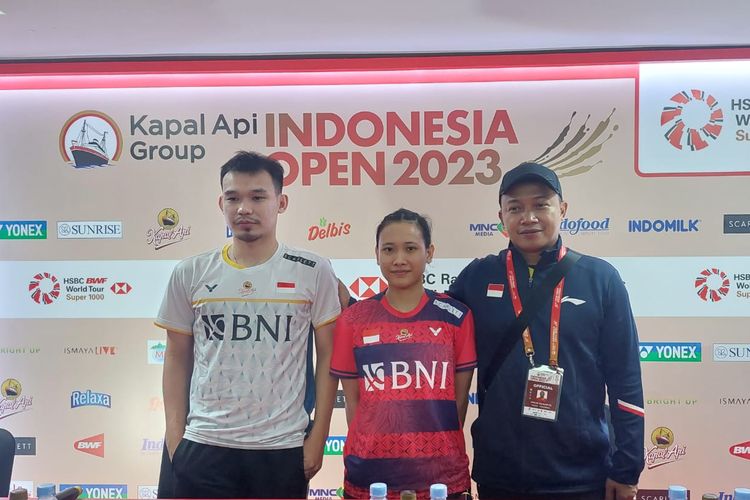 Rinov Rivaldy/Pitha Haningtyas Mentari berfoto bersama dengan Amon Sunaryo setelah pertandingan perempat final Indonesia Open 2023 di Istora Senayan, Jakarta, Jumat (16/6/2023). Rinov/Pitha kalah 11-21, 18-21 dari Yuta Watanabe/Arisa Higashino. 