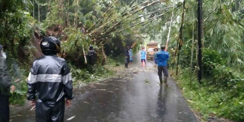 Bencana banjir akibat luapan anak Sungai Cimanuk dan longsor terjadi di sejumlah wilayah di Sumedang, Minggu (7/2/2021). 