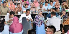 Presiden Jokowi dan Menaker Makan Siang Bareng Buruh Pabrik Sepatu