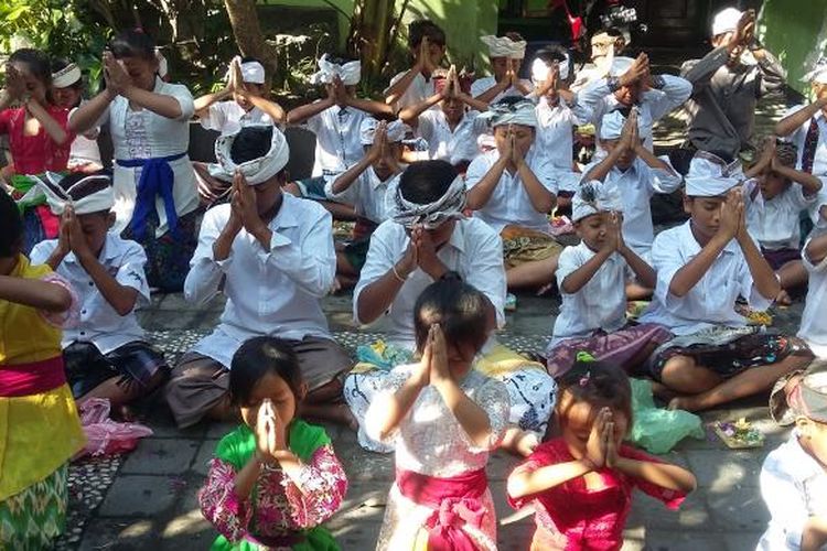 Persembahyangan di SD 12 Sanur Denpasar untuk menemukan Angeline. 