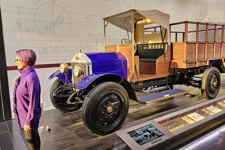 Pengunjung berpose di depan truk berkapasitas 1.5 ton yang menjadi awal perjalanan Isuzu sejak 1916. Truk ini ada di Isuzu Plaza (Museum Isuzu) di kawasan Fukusiwa Plant yang berlokasi di Fujisawa-Shi, Kanawaga, Jepang, Kamis (26/10/2023).