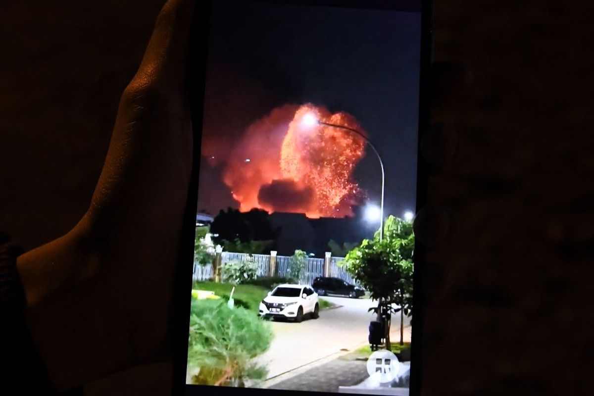 Warga memperlihatkan video ledakan di Batalyon Artileri Medan (Yonarmed) 07/155 GS Kodam Jaya di Ciangsana, Kabupaten Bogor, Sabtu (30/3/2024). Menurut Panglima Kodam Jayakarta kebakaran terjadi pada pukul 18.05 WIB dari gudang amunisi yang sudah kadaluawarsa dan tidak ada korban jiwa. ANTARA FOTO. Fakhri Hermansyah/foc.