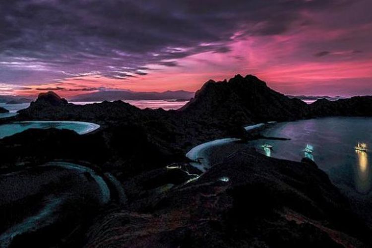 Senja di Pulau Padar, Manggarai Barat, Nusa Tenggara Timur.