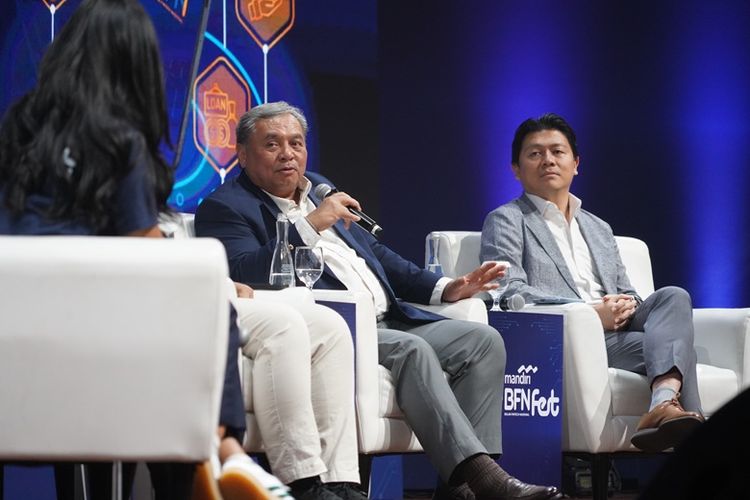 Direktur Utama AdaKami Bernardino Moningka Vega (tengah).