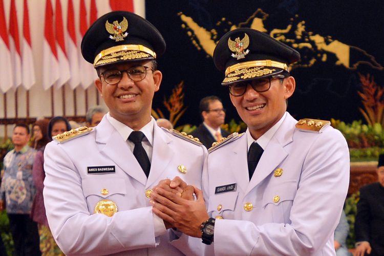 Gubernur DKI Jakarta Anies Baswedan (kiri) dan Wakil Gubernur Sandiaga Uno melakukan salam commando seusai pelantikan, di Istana Negara, Jakarta, Senin (16/10). Presiden Joko Widodo melantik Anies Baswedan sebagai Gubernur DKI Jakarta dan Sandiaga Uno sebagai Wakil Gubernur DKI Jakarta untuk periode 2017-2022. ANTARA FOTO/Wahyu Putro A/ama/17