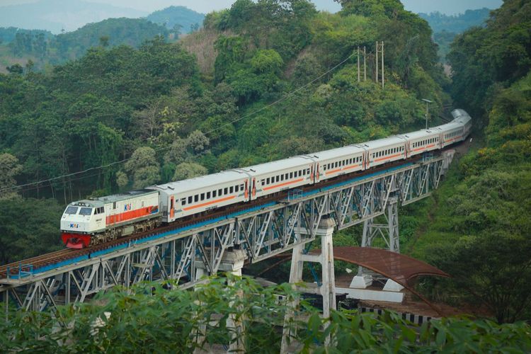 Ilustrasi kereta api. Simak daftar tarif khusus KA rute Madiun-Malang terbaru 2023.