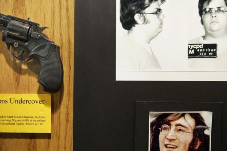 Senjata yang digunakan Mark David Chapman to untuk membunuh John Lennon dipamerkan di sebelah foto mereka di museum kecil milik divisi investigasi forensik Kepolisian New York.