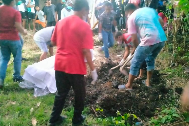 BONGKAR-Warga menggali lokasi makam nenek Narti yang dikubur cucunya sendiri di belakang rumahnya di Kelurahan Wuryantoro, Kecamatan Wuryantoro, Kabupaten Wonogiri, Jawa Tengah. 