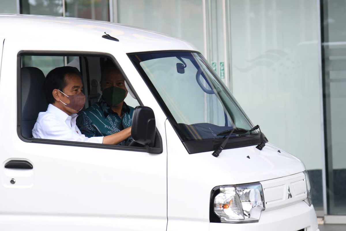 Mitsubishi Minicab MiEV ketika dicoba Jokowi pada ajang GIIAS 2021.