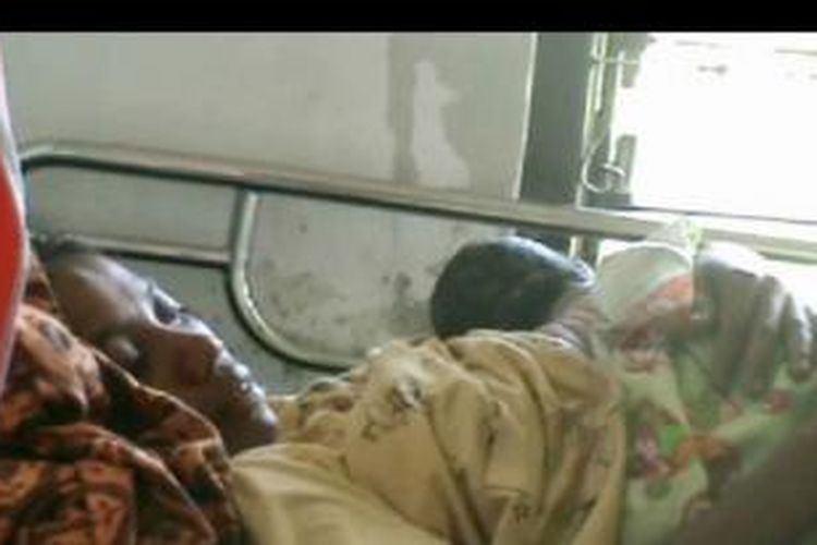 Paji Djera (26) Desa Kilimbatu, Kecamatan Pandawai, Sumba Timur, salah satu pasien yang ditelantarkan oleh petugsa kesehatan di Puskemas Kawangu terbaring lemas bersama bayinya di atas tempat tidur. Gambar diambil Rabu (27/11/2013) 