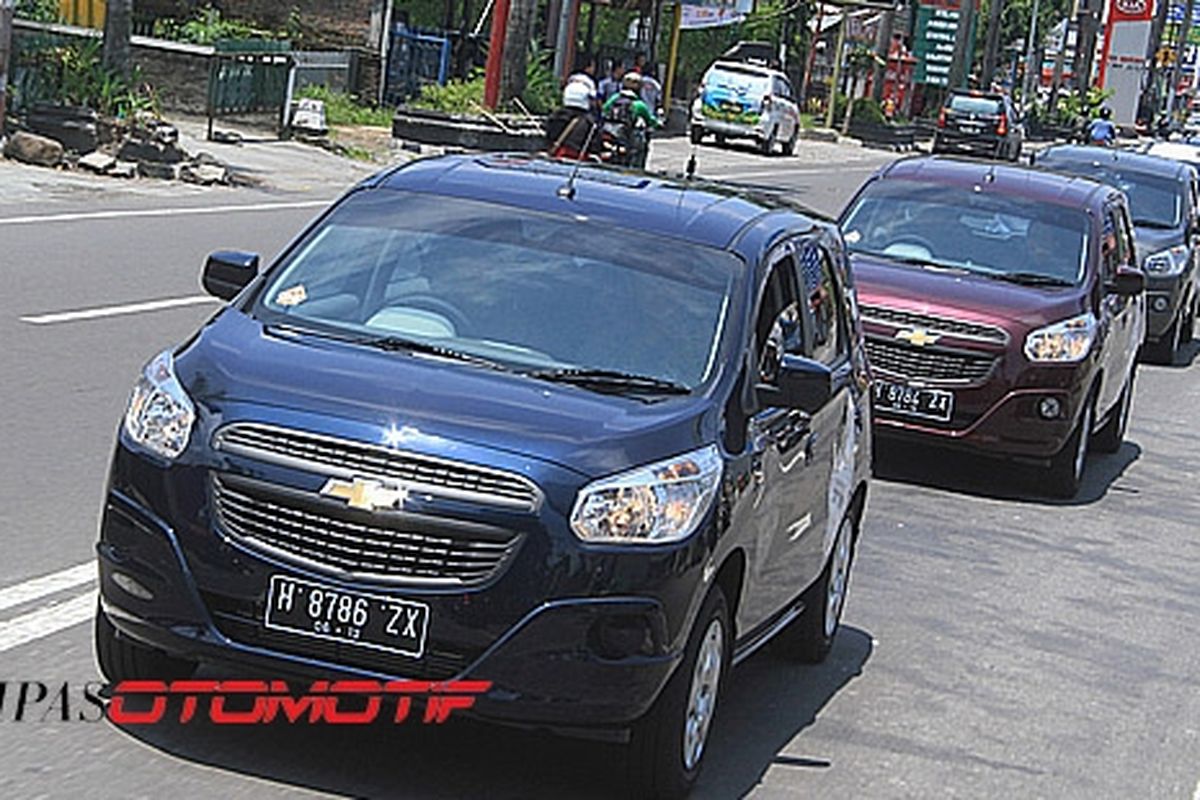 Chevrolet Spin saat melewati jalur luar Kota Magelang