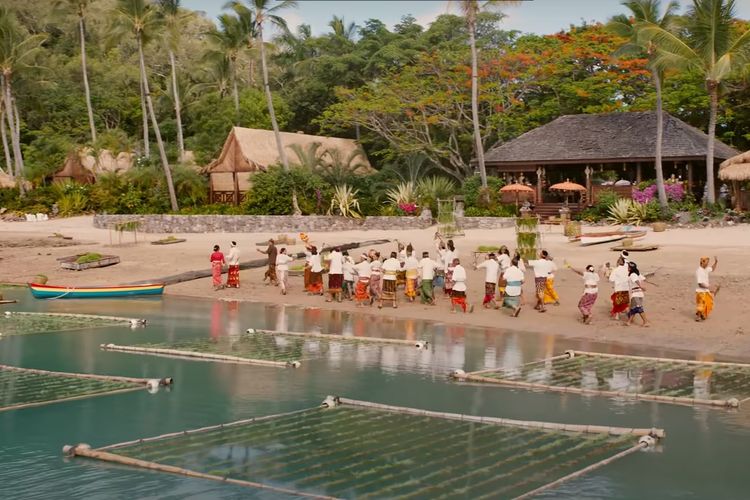 Potongan trailer Ticket to Paradise yang menggambarkan Bali sebagai lokasi film dengan para pemeran pendukung mengenakan pakaian tradisional Bali.