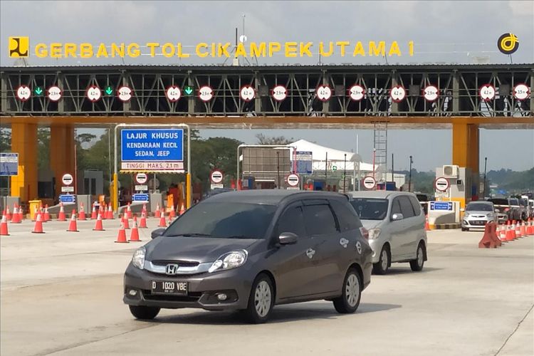 Kendaraan yang melintasi ramai lancar di Tol Jakarta-Cikampek, Kabupaten Karawang, Provinsi Jawa Barat, Jumat (7/6/2019).