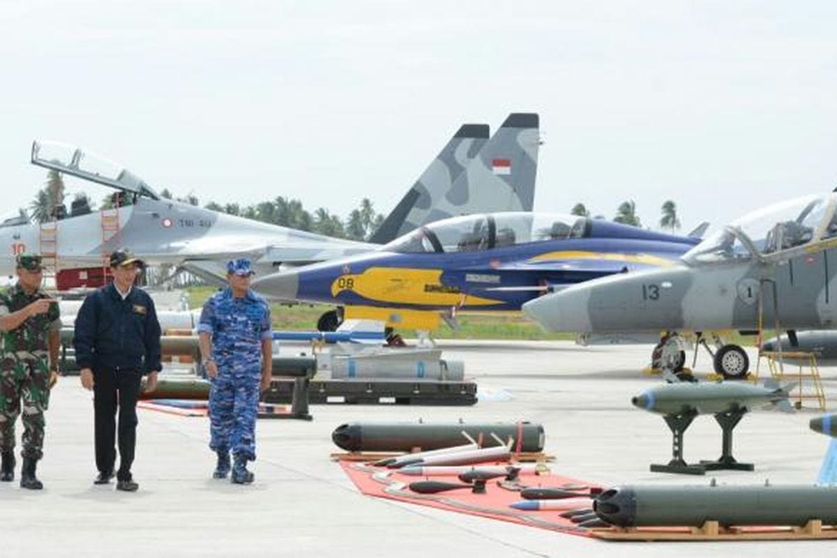 Presiden Joko Widodo didampingi Panglima TNI Jenderal TNI Gatot Nurmantyo dan Kepala Staf Angkatan Udara Marsekal Agus Supriatna menguji cockpit pesawat tempur Sukhoi SU-30, sebelum menyaksikan manuver latihan tempur Angkasa Yudha 2016, di Bandar Udara Ranai, Kepulauan Natuna, Kepulauan Riau, Kamis (6/10/2016). Istana Kepresidenan/Agus Suparto. 