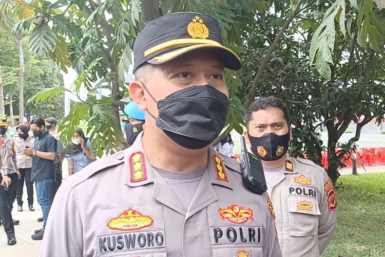 Kapolresta Bandung Kombes Pol Kusworo Wibowo saat memberi keterangan kasus penipuan penjual minyak goreng di Kabupaten Bandung diambil alih Polresta Bandung, Selasa (1/3/2022).