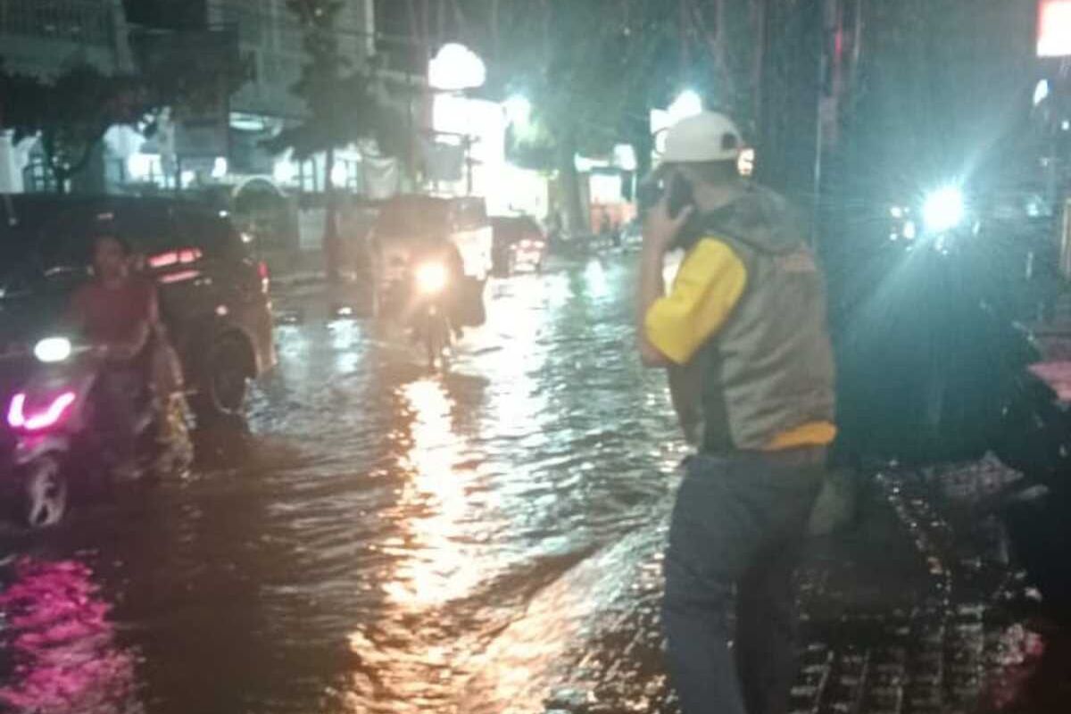 Banjir menggenangi ruas jalan di wilayah perkotaan Kebumen, Jawa Tengah, Rabu (13/7/2022) malam.