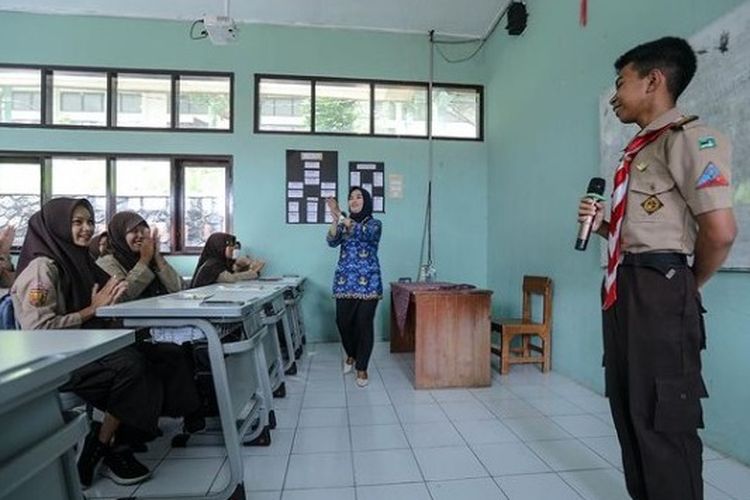 Eva Nurhayati, guru SMKN Manonjaya saat mengajar siswanya.