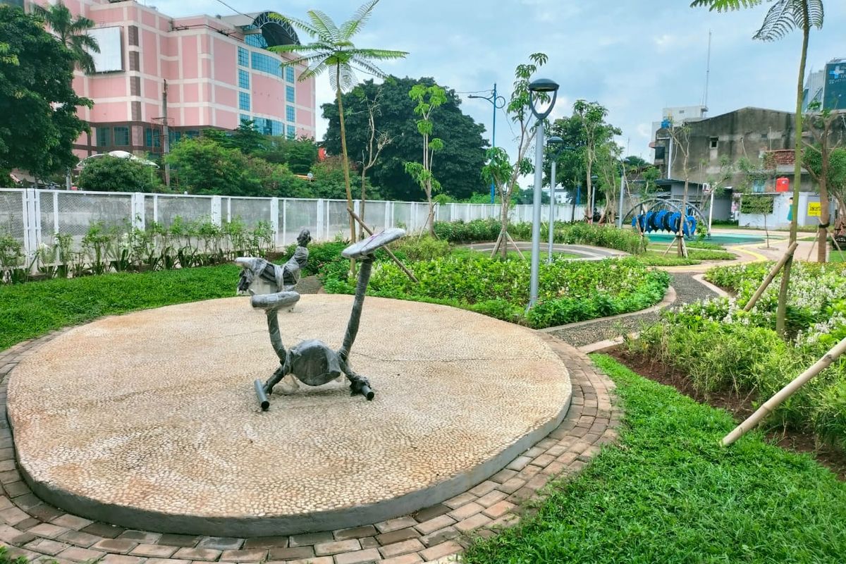 Pemerintah Kota Jakarta Barat meresmikan taman kota ramah anak, Oasis, di kawasan Daan Mogot, Grogol Petamburan, Jakarta Barat, Selasa (9/11/2021). 