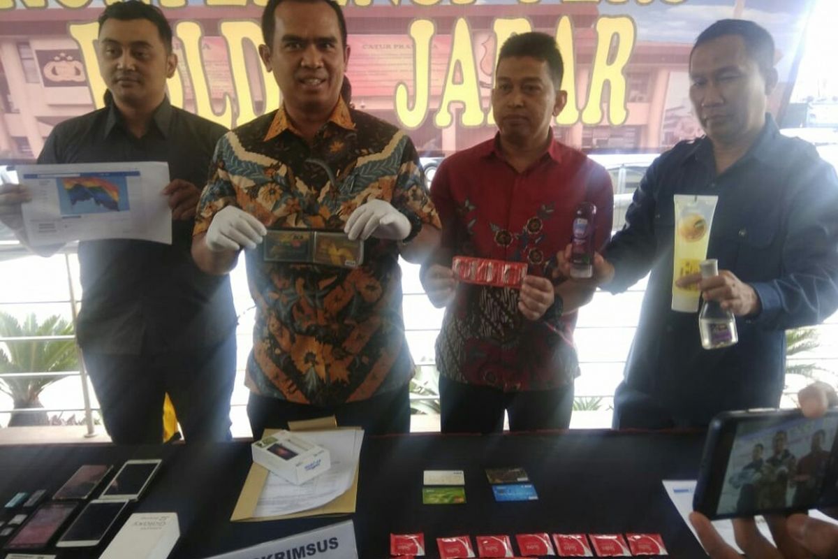 Wadirkrimsus AKBP Hari Brata tengah memperlihatakan alata bantu sex mulai dari pelumas hingga alat kontrasepsi yang dijual pelaku dannjuga digunakan pelaku untuk berhubungan seks dengan kekasih prianya. 