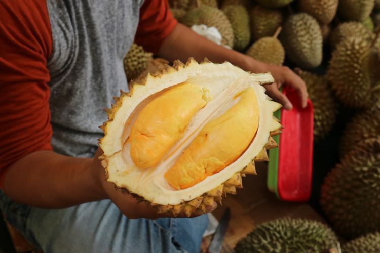 Meskipun kecil, durian hasilsilangan durian lay Kalimantan, dengan durian Rancamaya, Bogor menghasilkan rasa yang manis danwarna yang indah.