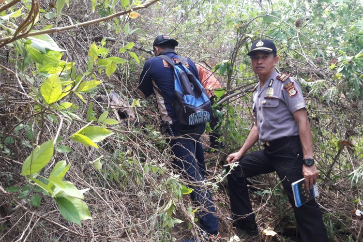 Aparat kepolisian di Kabupaten Gowa, Sulawesi Selatan tengah mengidentifikasi mayat yang ditemukan oleh petani saat berburu babi hutan. Selasa, (10/10/2017).