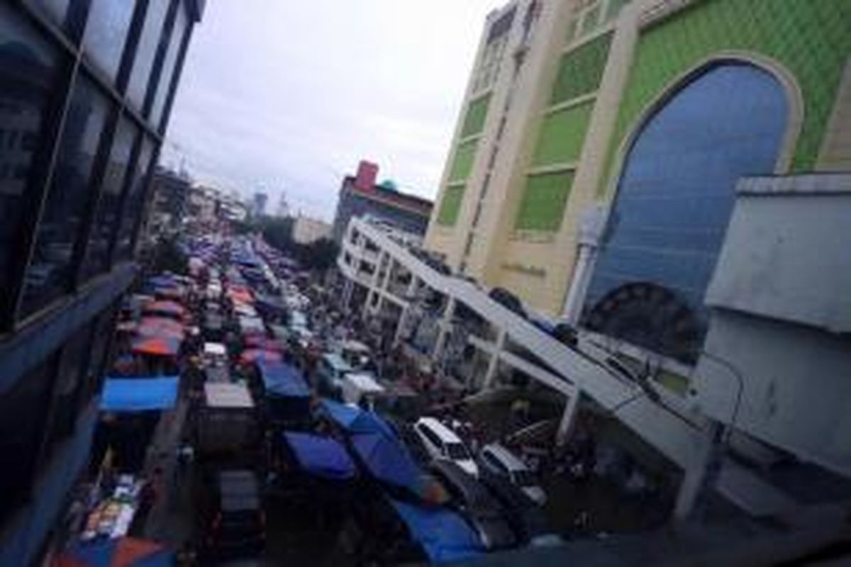 Meskipun telah dilakukan upaya penertiban terhadap pedagang kaki lima beberapa waktu lalu, kondisi kawasan Pasar Tanah Abang, Jakarta Pusat, kembali semrawut terutama memasuki Ramadhan. Para pedagang kembali berjualan di jalan, Kamis (4/7/2013).