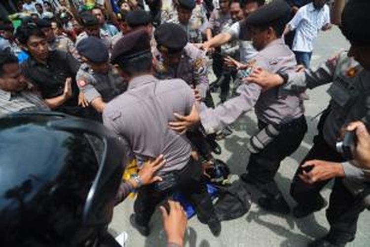 Polisi menginak-injak mahasiswa saat demo kedatangan Presiden SBY di Sampang, Rabu (4/12/2013).