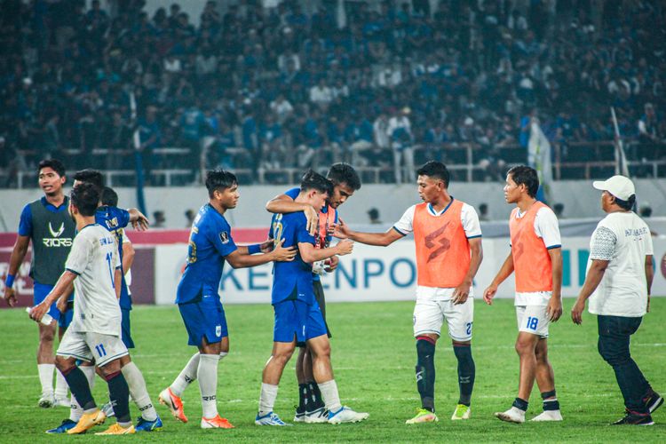Para pemain PSIS Semarang dan Arema FC menenangkan Alfeandra Dewangga (tengah dipeluk) yang kecewa dengan hasil laga PSIS vs Arema FC di Stadion Jatidiri, Kamis (7/7/2022).