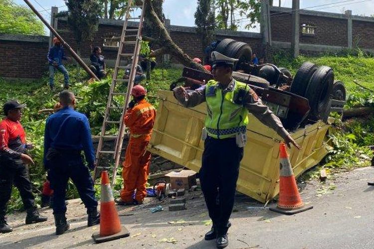 Kondisi truk yang terguling setelah menabrak mobil dan motor di Jalan Kolonel Masturi, Kampung Warung Muncang, RT 1/13, Kelurahan Cipageran, Kecamatan Cimahi Utara, Kota Cimahi, Senin (27/5/2024) siang. 