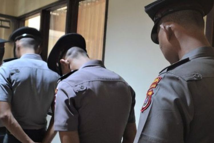 Lima polisi memasuki ruang sidang bidang Propam di Polda Sulawesi Tenggara, Kendari, Kamis (17/10). Bidang Propam Polda Sulawesi Tenggara menggelar sidang disiplin terhadap lima anggota polisi yang diduga melanggar Standar Operasional Pengamanan (SOP) saat mengawal aksi unjuk rasa mahasiswa yang berujung tewasnya dua mahasiswa di Kendari, Sulawesi Tenggara pada Kamis (26/9) lalu. 