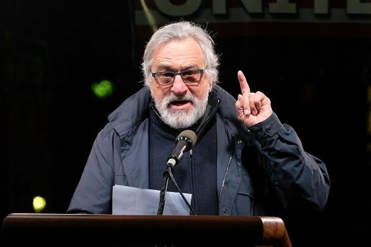 Aktor Robert De Niro berbicara di panggung unjuk rasa We Stand United di di luar Trump International Hotel & Tower, Kota New York, Kamis (19/1/2017) malam. 