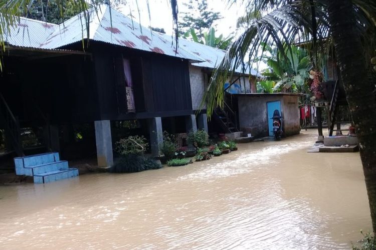 Banjir melanda permukiman warga di dua desa di Kecamatan Wampu, Kabupaten Langkat, Provinsi Sumatera Utara, Jumat (12/11/2021). 