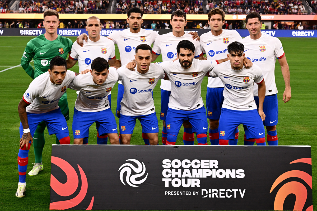 Skuad Barcelona berpose menjelang laga pra-musim melawan Arsenal di SoFi Stadium, California, Amerika Serikat, Rabu (26/7/2023). Dalam laga ini, Barca mengenakan jersey putih yang baru diluncurkan. Jersey ini akan dipakai Barca dalam laga tandang musim 2023-24. Terkini, Barcelona akan melawan Real Madrid pada laga pramusim di Stadion AT&T, Minggu (30/7/2023) dini hari WIB. Artikel ini berisi jadwal siaran langsung Barcelona vs Real Madrid. 