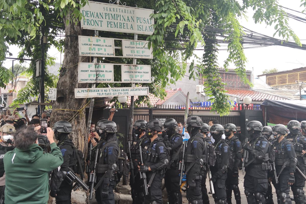 Aparat TNI-Polri mencopot atribut di markas FPI Petamburan, Jakarta Pusat, Rabu (30/12/2020).