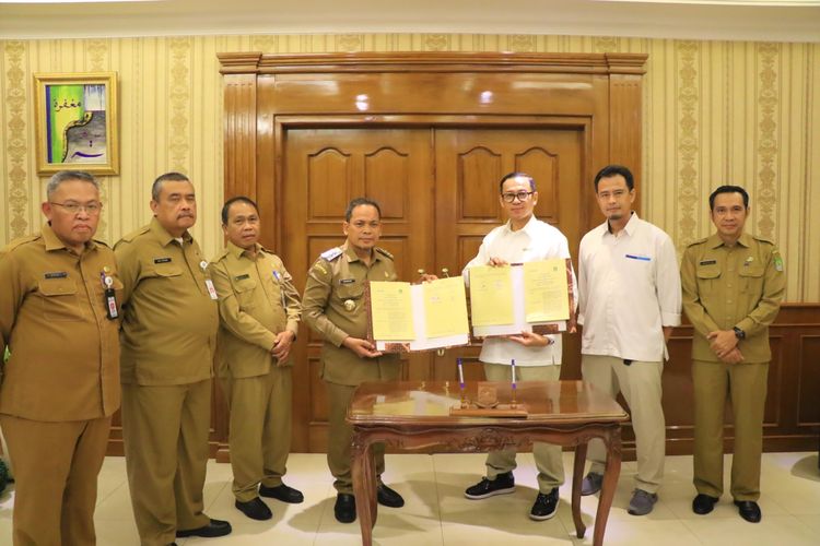 Penjabat (Pj) Wali Kota (Walkot) Tangerang Nurdin beserta jajarannya menandatangani MoU dengan Perum Bulog Kanwil Jakarta-Banten untuk tingkatkan ketahanan pangan