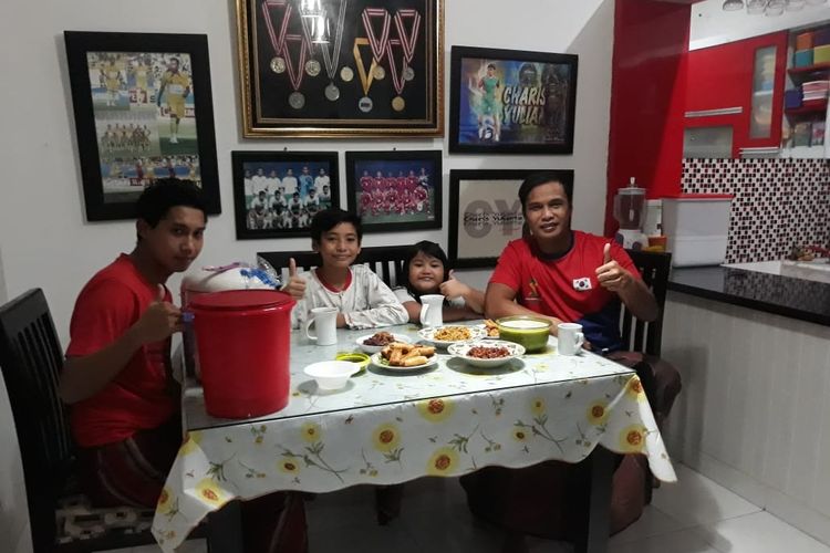 Asisten pelatih Arema FC, Charis Yulianto persiapan buka bersama anak-anaknya.