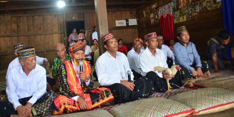 Tua-tua adat Kampung Paang Lembor, Desa Wae Bangga, Kecamatan Lembor, Kabupaten Manggarai Barat, Flores, Nusa Tenggara Timur menyambut Menteri Pemberdayaan Perempuan dan Perlindungan Anak, Prof Yohana Yembise dan rombongan, Kamis (23/11/2017). 