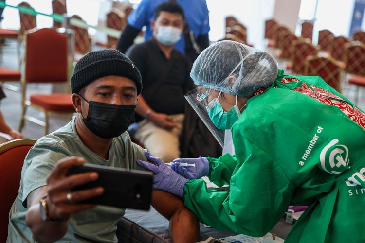 Vaksinator menyuntikkan vaksin Covid-19 Astra Zeneca dosis pertama kepada seorang pelaku ekonomi kreatif di Sentra Vaksinasi Central Park dan Neo Soho Mall, Jakarta Barat, Selasa (8/6/2021). Kemenparekraf membuka program vaksinasi Covid-19 bagi para pelaku pariwisata dan ekonomi kreatif di area Jakarta yang berlangsung dari tanggal 8 hingga 11 Juni 2021.