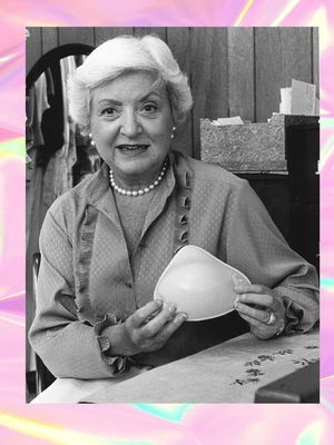 Ruth Handler dengan payudara prostetik ciptaannya.