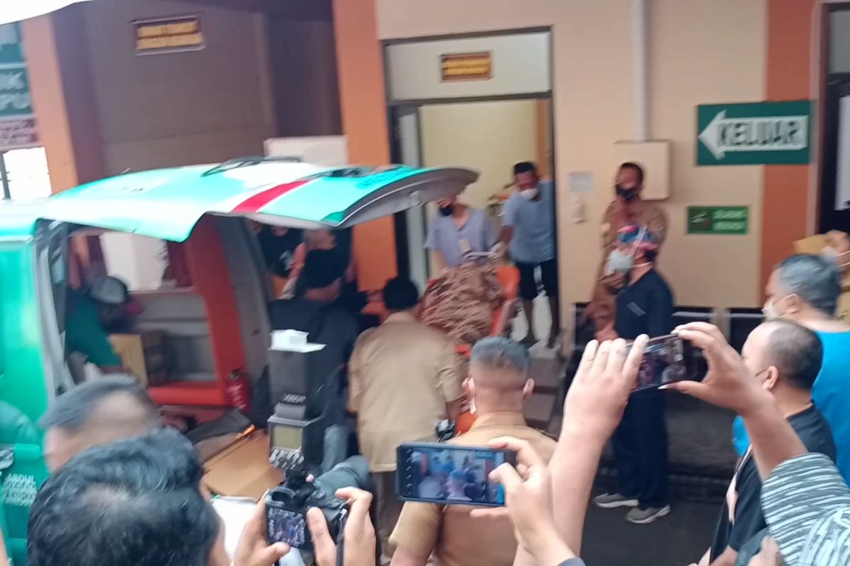 Korban meninggal tragedi di Stadion Kanjuruhan bernama Helen Prisela (20) asal Desa Amadanom, Kecamatan Dampit, Kabupaten Malang saat diberangkatkan dari RSSA Malang. 