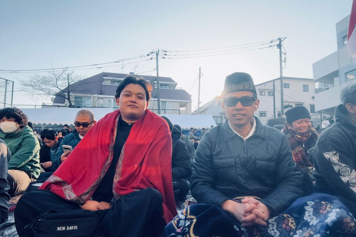 Swasta Putra Dianto bersama temannya saat mengikuti sholat Idul Fitri di bersama warga Indonesia yang mimilih tidak mudik dilaksanakan di kompleks Sekolah Indonesia Tokyo (MIT), Sabtu (21/3/2026) pagi.