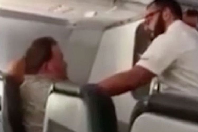 Potongan gambar video memperlihatkan seorang penumpang ditenangkan awak kabin maskapai Frontier Airlines yang hendak terbang dari Cancun, Meksiko, menuju St Louis, Amerika Serikat. Penumpang itu nyaris terhisap masuk ke mesin setelah membuka pintu darurat.